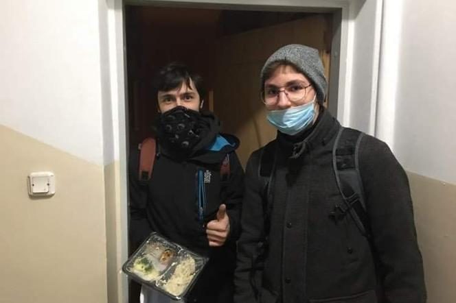 Voluntario de Koronamocni prestando asistencia práctica