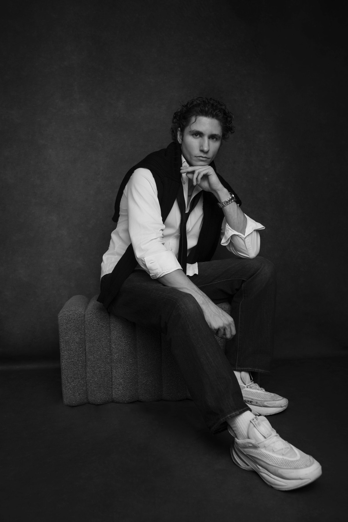 Simon Miotk sentado, retrato de estudio en blanco y negro