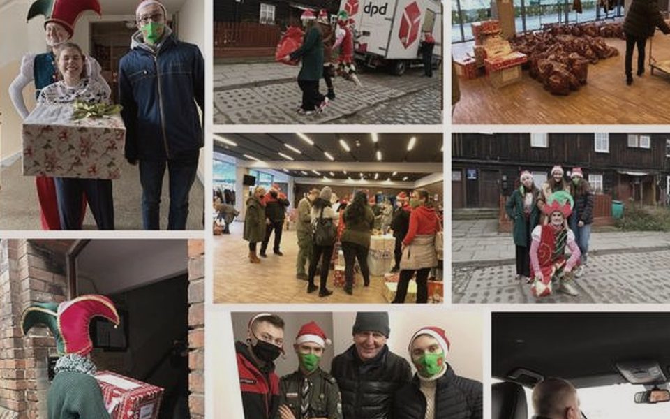 Koronamocni repartiendo regalos de Navidad