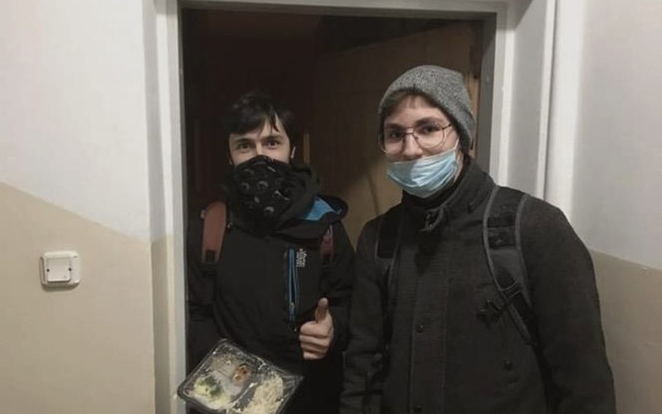 Voluntarios de Koronamocni repartiendo una comida